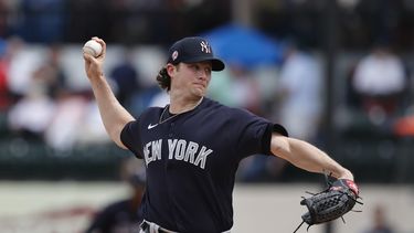 En esta foto del 5 de marzo de 2020, el pitcher Gerrit Cole de los Yanquis de Nueva York lanza durante un juego de pretemporada contra los Tigres de Detroit, en Lakeland, Florida.&nbsp;