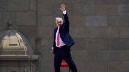 El presidente saliente de México, Andrés Manuel López Obrador, saluda después de pronunciar su último Informe sobre el Estado de la Unión en el Zócalo, la plaza principal de la Ciudad de México, el domingo 1 de septiembre de 2024.&nbsp;