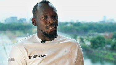 En foto del 1 de diciembre del 2022, Usain Bolt, el retirado velocista de Jamaica, al brindar una entrevista en Tokio.