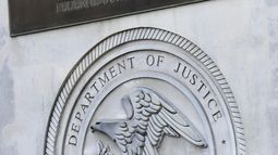 &nbsp;Un letrero de la Oficina Federal de Prisiones del Departamento de Justicia se muestra en el distrito de Brooklyn, Nueva York, el 6 de julio de 2020.&nbsp;