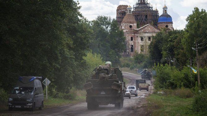 Vehículos militares pasan cerca de la frontera entre Rusia y Ucrania en la región de Sumy, Ucrania, el martes 13 de agosto de 2024.&nbsp;