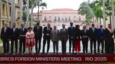 Ministros de Asuntos Exteriores y altos diplomáticos de los países BRICS posan para una foto en Río de Janeiro, Brasil, el 29 de abril de 2025.&nbsp;