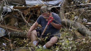 Bradley Beard toma un descanso el s&aacute;bado 29 de agosto de 2020 mientras busca la llave de paso de agua junto a su casa, que result&oacute; gravemente da&ntilde;ada, en Hackberry, Louisiana, tras el paso del hurac&aacute;n Laura.&nbsp;