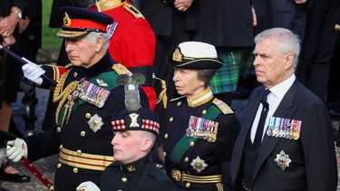 El rey Carlos III de Gran Bretaña (L), la princesa Ana de Gran Bretaña, la princesa real (C) y el príncipe Andrés, duque de York de Gran Bretaña caminan detrás de la procesión del ataúd de la reina Isabel II, desde el Palacio de Holyroodhouse hasta la Catedral de St Giles, en la Royal Mile el 12 de septiembre de 2022, donde descansará la reina Isabel II. 