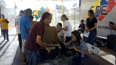 A esta renovación debieron asistir 59 partidos políticos que no participaron o que no obtuvieron 1 % de los votos en los últimos procesos electorales&nbsp;