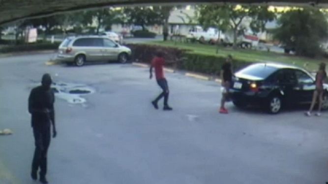 Estaba junto a su auto conversando con una mujer cuando fue sorprendido por el hombre que lo asesinó.