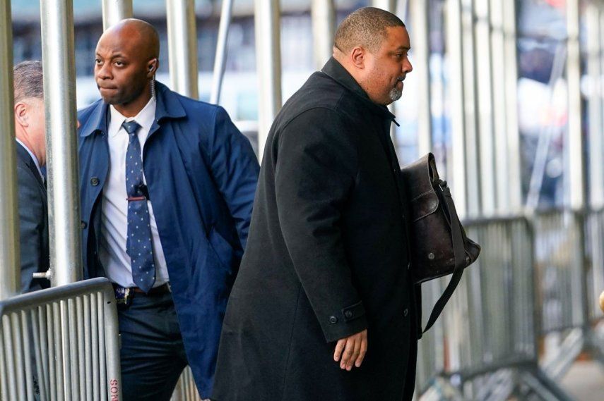 El fiscal Alvin Bragg, entrando a su oficina.