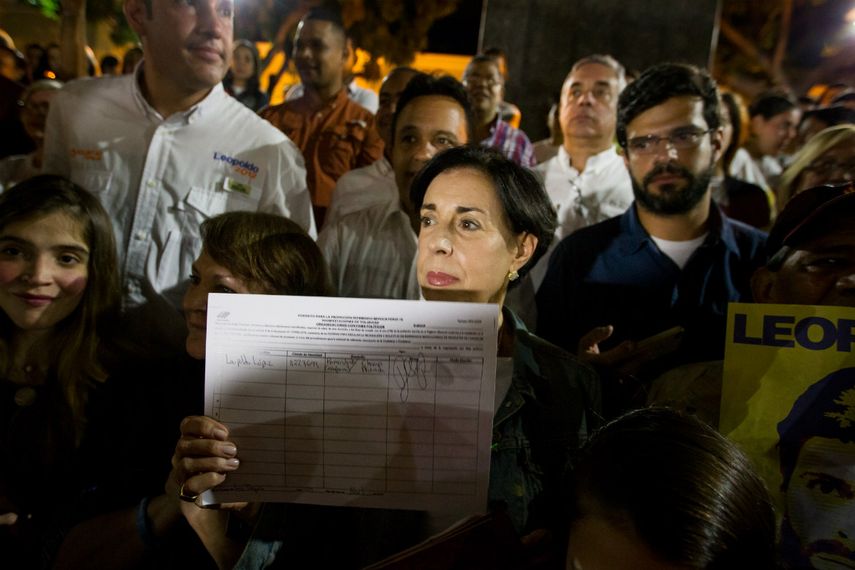 La madre de López, Antonieta Mendoza, logró ingresar a la cárcel para saludarlo en el día de su cumpleaños 45 y hacerlo firmar el formulario (EFE)