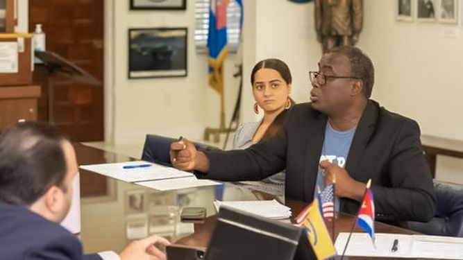 Imagen de una reunión de la Comisión de Apoyo a la Transición en Cuba.