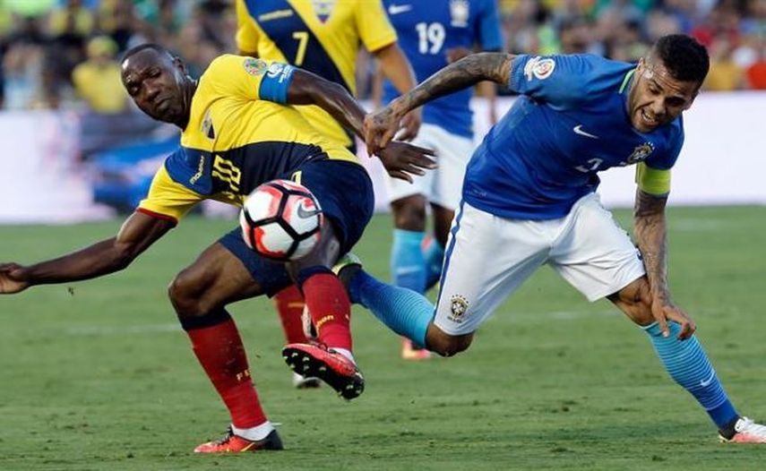 Dani Alves (d) de Brasil ante Walter Ayoví (i) de Ecuador durante un partido de la Copa América, en Pasadena, Los Ángeles (EFE)
