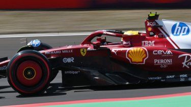 El británico Lewis Hamilton, de Ferrari, maneja durante la primera sesión de prácticas previas al Gran Premio de China, el 21 de marzo de 2025.