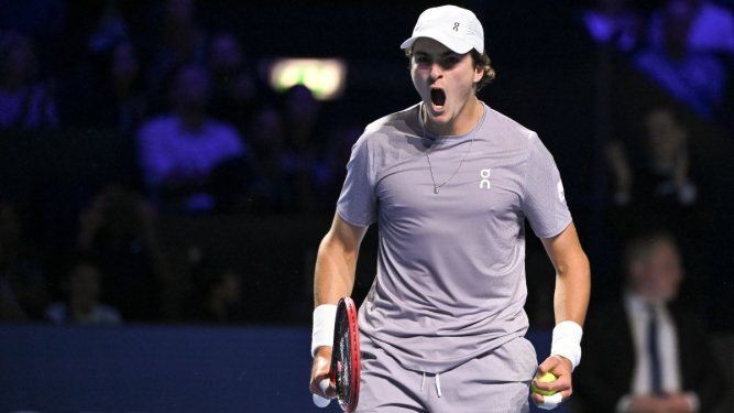 El brasileño Joao Fonseca reacciona durante un partido ante el español Alejandro Davidovich, el 26 de octubre de 2025.