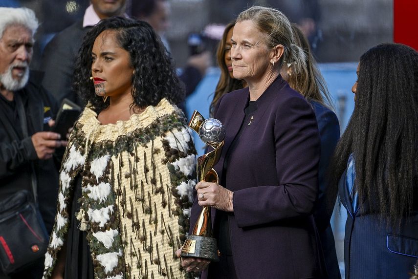 Jill Ellis, exentrenadora de la selección femenina de Estados Unidos, sostiene la Copa Mundial FIFA Femenina 2023 durante una ceremonia tradicional antes del sorteo de la Copa Mundial FemenJill Ellis, exentrenadora de la selección femenina de Estados Unidos, sostiene la Copa Mundial FIFA Femenina 2023 durante una ceremonia tradicional antes del sorteo de la Copa Mundial Femenina en Auckland, Nueva Zelanda, 21 de octubre de 2022. (Alan Lee/photosport via APna en Auckland, Nueva Zelanda, 21 de octubre de 2022. (Alan Lee/photosport via AP