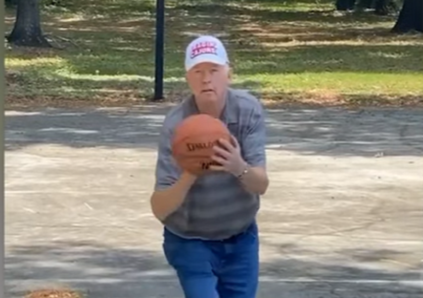 Anciano demuestra habilidades en el baloncesto