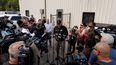 El Sheriff del Condado de Humphreys, Chris Davis, habla con los medios en Accurate Energetic Systems el 10 de octubre de 2025 en McEwen, Tennessee.