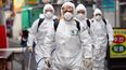 Fotograf&iacute;a del 2 de marzo de 2020 de un grupo de soldados en Corea del Sur que participan en actividades de prevenci&oacute;n ante la amenaza de propagaci&oacute;n del nuevo coronavirus COVID-19.