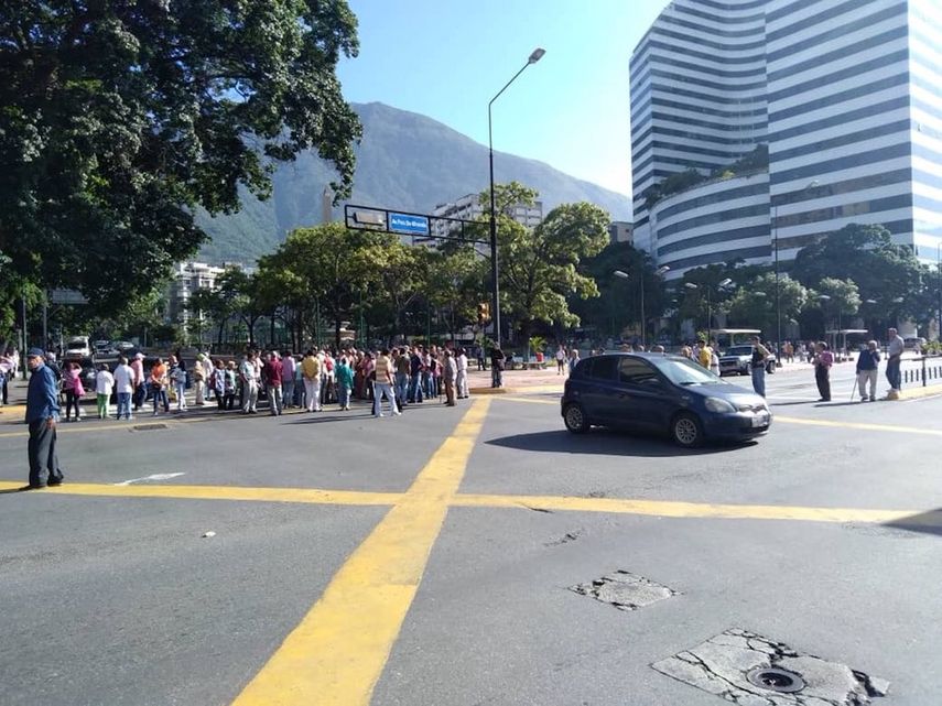 Los abuelos trancaron una vía en Caracas.