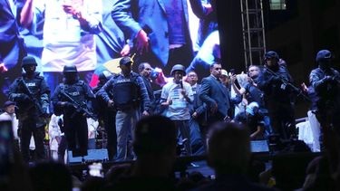 Con chaleco antibalas y casco balístico, el aspirante presidencial Christian Zurita, quien fue nombrado para reemplazar a Fernando Villavicencio, habla durante su cierre de campaña en Quito.