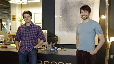 Fotografía de archivo del 3 de abril de 2014 muestra a Dustin Moskovitz, izquierda, y Justin Rosenstein, cofundadores de Asana, en la sede de la compañía en San Francisco. (Foto AP/Eric Risberg)