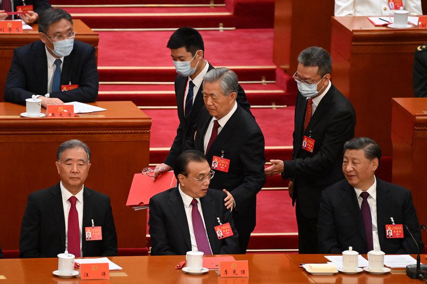 El presidente de China, Xi Jinping (derecha), observa cómo el expresidente Hu Jintao (centro) toca el hombro del primer ministro Li Keqiang (segundo a la izquierda) al salir de la ceremonia de clausura del XX Congreso del Partido Comunista Chino en el Gran Salón del Pueblo en Beijing el 22 de octubre de 2022.Noel CELIS / AFP