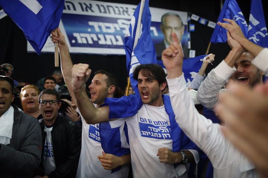 Seguidores del líder del partido Likud, Benjamín Netanyahu, mientras observan algunos predicciones de televisión hoy, martes 17 de marzo de 2015, en Tel Aviv, Israel. (EFE)
