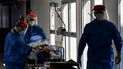 En esta foto de archivo tomada el 13 de abril de 2021 los trabajadores de la salud atienden a un paciente de COVID-19 en la Unidad de Cuidados Intensivos del Hospital El Cruce - Dr. Nestor Kirchner en Florencio Varela. 