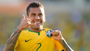 Alves se perfila para ser titular por labanda derecha. (EFE)
