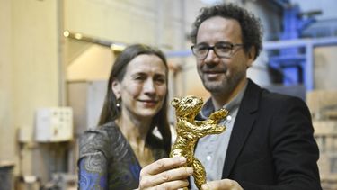 En esta foto de archivo tomada el 21 de enero de 2020, la directora gerente del festival de cine Berlinale Mariette Rissenbeek y el director artístico del festival de cine Berlinale Carlo Chatrian posan con un trofeo dorado Berlinale Bear en la fundición Noack de Berlín.