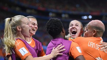 Las jugadoras de Holanda celebran el primer gol de su equipo durante el partido de fútbol de la semifinal de la Copa Mundial Femenina de la FIFA entre Holanda y Suecia en el Estadio Olímpico de Lyon.