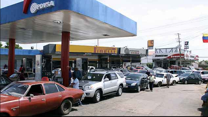 Maduro&nbsp;pidió también a los dueños de vehículos en el país censarse a través del llamado carnet de la patria, un instrumento por el que el régimen controla las ayudas sociales.