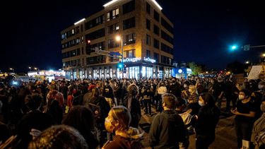 Manifestantes bloquean una intersecci&oacute;n en Minne&aacute;polis, el mi&eacute;rcoles 7 de octubre de 2020, despu&eacute;s de que Derek Chauvin, el expolic&iacute;a local acusado de homicidio en la muerte de George Floyd, fuera dejado en libertad tras el pago de una fianza.&nbsp;