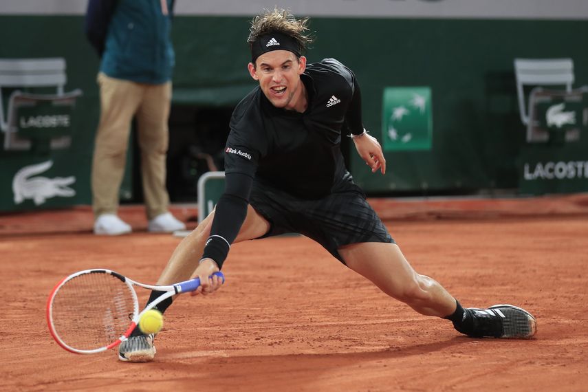 El austriaco Dominic Thiem responde un tiro del noruego Casper Ruud en su duelo de tercera ronda del Abierto de Francia, en el estadio Roland Garros de Par&iacute;s, Francia, el viernes 2 de octubre de 2020