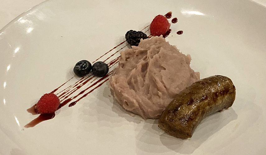Butifarra de solomillo de ternera angus, que acompaña con puré de patata, frutos rojos, negros y hierbas de sotobosque.