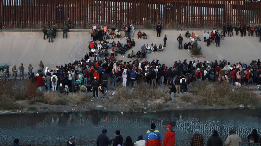Centenares de migrantes en espera de poder ingresar a Estados Unidos.