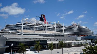 El crucero Carnival Horizon de Carnival Cruise Line se muestra atracado en PortMiami, el viernes 9 de abril de 2021, en Miami.&nbsp;