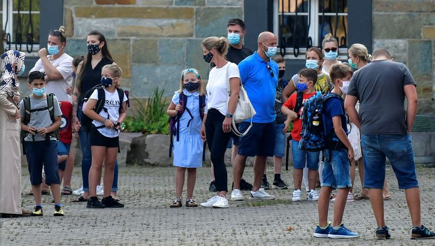Fotograf&iacute;a de archivo del mi&eacute;rcoles 12 de agosto de 2020 de padres esperando con sus hijos en el patio escolar para el primer d&iacute;a de clases en Gelsenkirchen, Alemania.