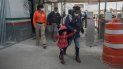 Una familia de migrantes cruza la frontera entre México y Estados Unidos el viernes 26 de febrero de 2021 para ingresar a El Paso, Texas, en Ciudad Juárez, México. Una familia de migrantes cruza la frontera entre México y Estados Unidos el viernes 26 de febrero de 2021 para ingresar a El Paso, Texas, en Ciudad Juárez, México.