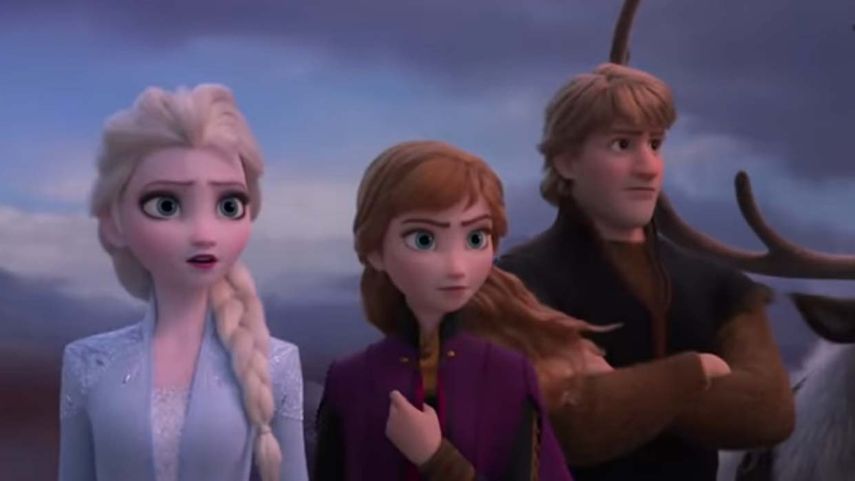 En el teaser mostrado por la compañía, la reina Elsa trata de hacerse paso en pleno oleaje con ayuda de sus poderes, antes de que la atención se dirija a mostrar nuevos escenarios y el regreso de personajes.