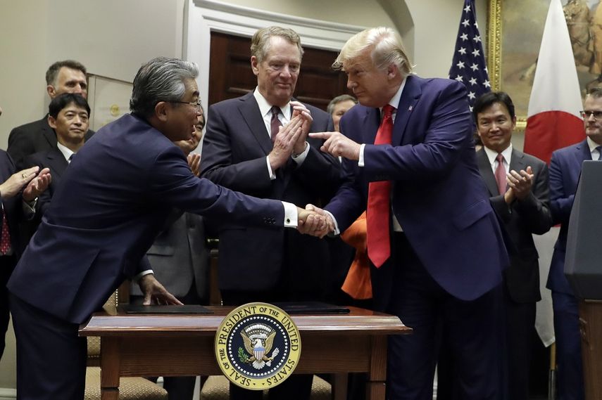 El presidente Donald Trump se&ntilde;ala al embajador de Jap&oacute;n en Estados Unidos, Shinsuke Sugiyama, mientras el Representante Comercial de Estados Unidos, Robert Lighthizer, al centro, observa, el final de la ceremonia de una firma de acuerdo comercial con Jap&oacute;n en la Casa Blanca, el lunes 7 de octubre de 2019, en Washington