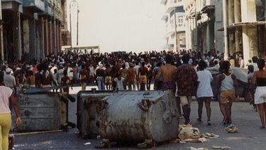 El pueblo protestando durante el Maleconazo, La Habana, Cuba, 1994.&nbsp;
