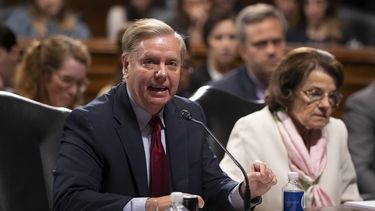 El presidente de la Comisión Judicial del Senado Lindsey Graham, republicano por Carolina del Sur, habla durante una audiencia para tratar de cambiar las leyes de asilo como respuesta a la crisis migratoria en la frontera con México, el jueves 1 de agosto del 2019 en el Capitolio en Washington. A la derecha aparece la senadora Dianne Feinstein, demócrata por California.&nbsp;