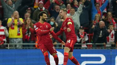 Jordan Henderson (derecha) el Liverpool celebra con Mohamed Salah tras el autogol de Pervis Estupiñán del Villarreal en las semifinales de la Champions League, el miércoles 27 de abril de 2022.