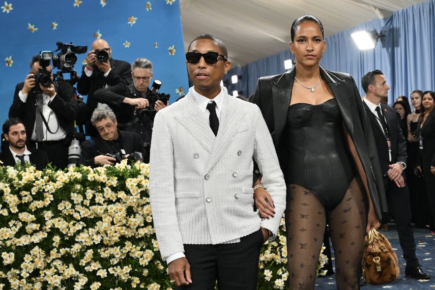 El cantautor estadounidense Pharrell Williams, director creativo de Louis Vuitton, y su esposa, la diseñadora de moda Helen Lasichanh, llegan a la Gala del Met 2025 en el Museo Metropolitano de Arte el 5 de mayo de 2025 en Nueva York.