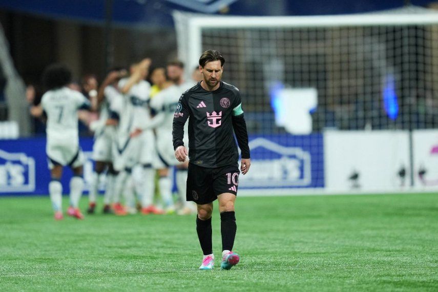 Lionel Messi, del Inter Miami, se muestra abatido tras la derrota del equipo en el partido de ida de las semifinales de la Copa de Campeones de la CONCACAF ante los Whitecaps de Vancouver.