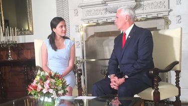 La disidente cubana Rosa María Payá junto al vicepresidente de EEUU, Mike Pence, en un eucnentro en Lima, Perú, a propósito de la VIII Cumbre de las Américas.