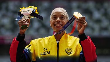 La venezolana Yulimar Rojas posa con la medalla olímpica de oro del salto triple femenino de los Juegos de Tokio, el lunes 2 de agosto de 2021.&nbsp;