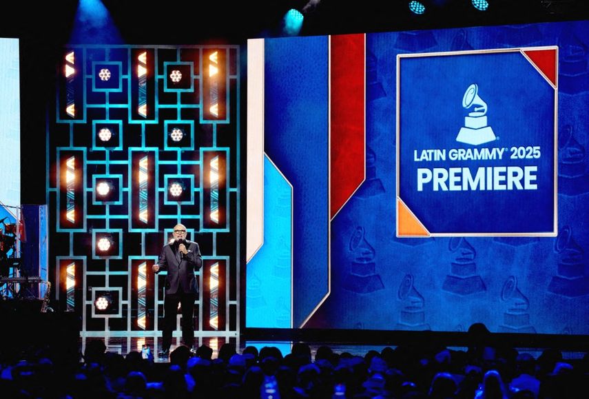 Manuel Abud, director ejecutivo de la Academia Latina de la Grabación, habla en el escenario durante la 26.ª ceremonia anual de entrega de los Premios Latin Grammy en el Mandalay Bay Convention Center el 13 de noviembre de 2025 en Las Vegas, Nevada.&nbsp;