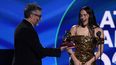 Fito Páez le entrega a Rosalía el premio al álbum del año por&nbsp; Motomamien la 23a entrega anual de los Latin Grammy&nbsp; en la Mandalay Bay Michelob Ultra Arena el jueves 17 de noviembre de 2022, en Las Vegas