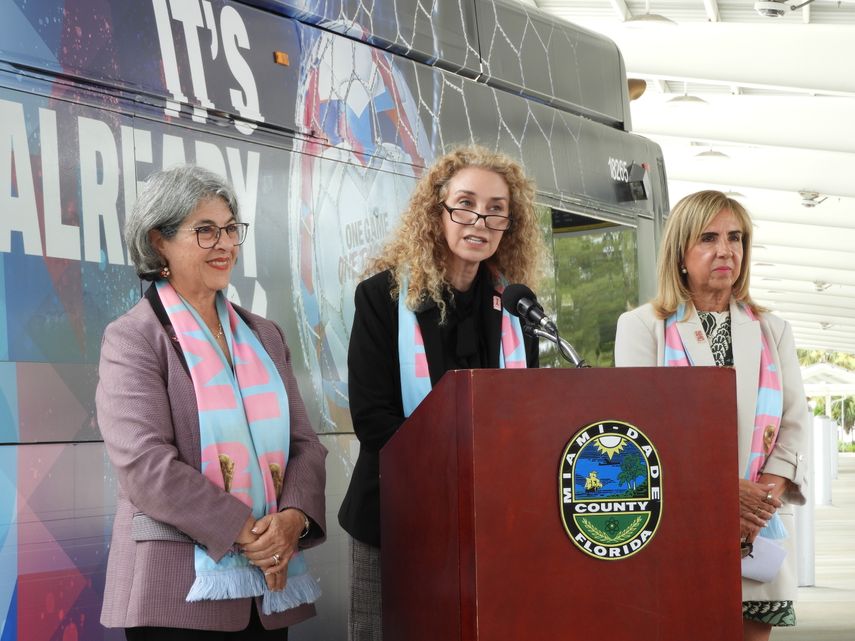 Stacey Miller, directora del Departamento de Transporte y Obras Públicas de Miami-Dade, toma la palabra junto a la alcaldesa Daniella Levine Cava y Alina Hubak, presidenta del Comité Anfitrión de Miami para la Copa Mundial.&nbsp;