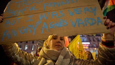 Una manifestante protesta contra la violencia sexual en la industria del cine francés durante la 49 edición de la entrega de los Premios César.&nbsp;